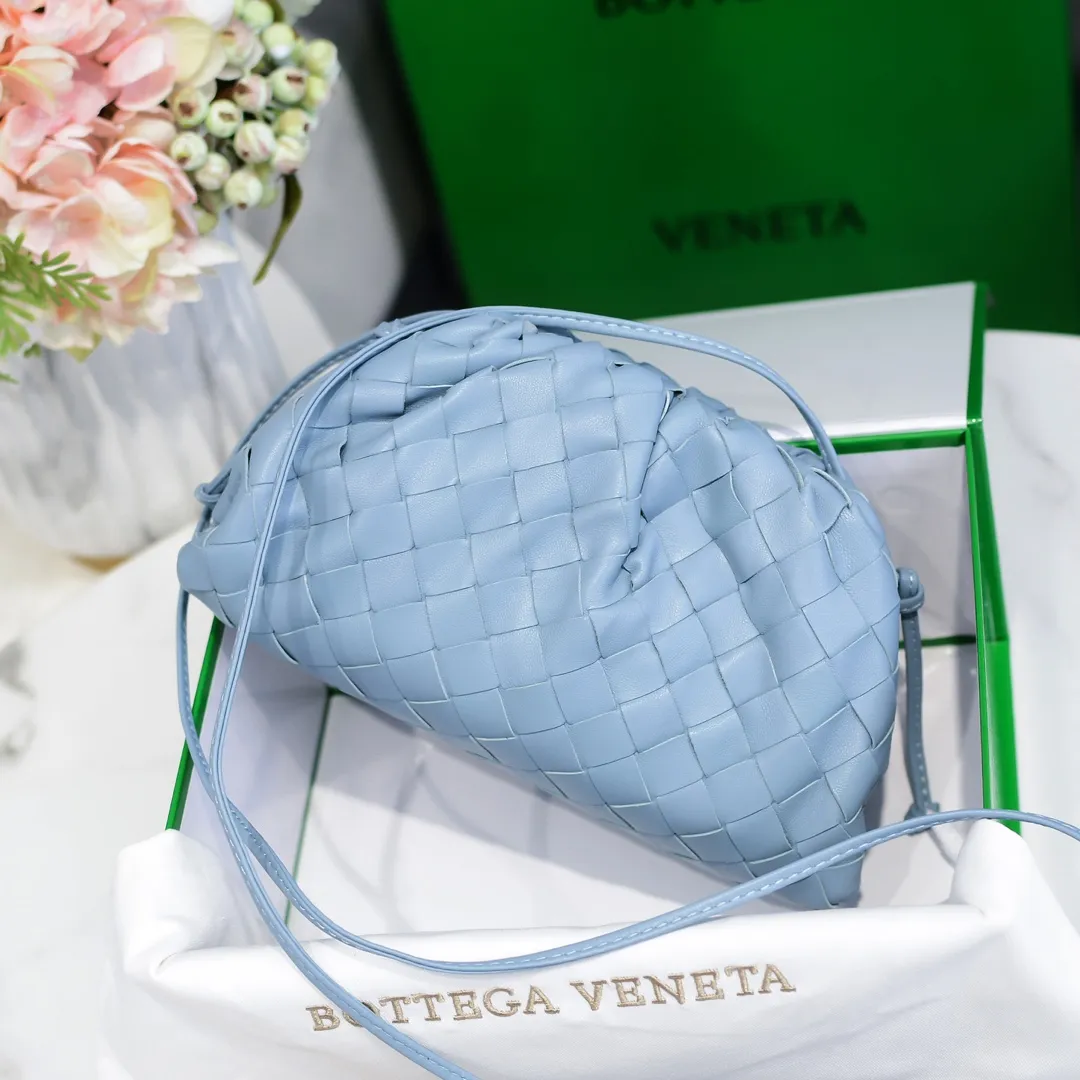 BV cloud bag is in stock, coarse weave, large plaid weave, the pouch cloud bag. Needless to say, this year's most popular bag is not without its reason. The minimalist and slightly wrinkled design is both advanced and a bit lazy. After the new designer came, he directly changed it to a large weave and became super young. It also has a touch of fashion. You must buy it. This year's must-have bag. Size: 22×12×7cm. Real shot ❤️